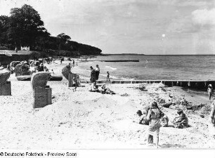 Ostseestrand mit Urlaubern