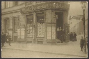 Ansichtskarte Wäschegeschäft Alexandrinenstraße, Ecke Hollmannstraße