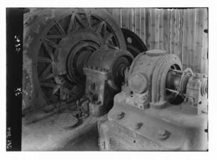 Industrie-Kraftwerk. Generator mit Welle und Lagerböcken : Lauta (Niederlausitz). Industrie-Kraftwerk. Generator mit Welle und Lagerböcken