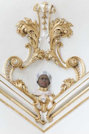 Decke des Mohrenzimmers — Vier Eckkartuschen mit Büsten von Schwarzafrikanern — Schwarzafrikaner mit gestreiftem Turban