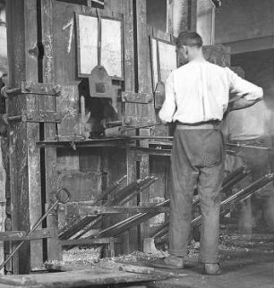 Aufnehmen der Flasche mit der Flaschenhülse : Technikgeschichte | Technologie | Glasfabrikation | Flaschen | Hand-Fabrikation