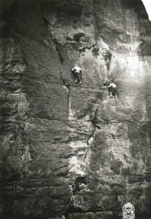 Sächsische Schweiz, Affensteine. Kreuzturm. Seilschaft Ehrhardt Renger im Quergang nach dem 2. Ring der Nordwand (VIIb)