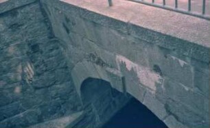 Mühlenredder: Brücke über Abfluss des Schlossgrabens in Aue: Teilansicht von Norden: Brückenbogen, Widerlager, Seitenwange