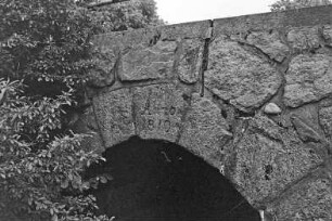 Mollhagen: Viehkatenstraße: "Dänenbrücke" über den Viehbach: Seitenansicht, Detailaufnahme: auf Schlussstein Inschrift "Anno 1810"