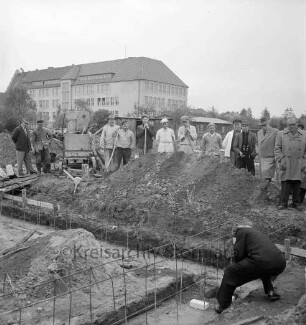 Stormarnschule: Gymnasium: Waldstraße: Erweiterungsbau: in Bau: Grundsteinlegung durch Bürgermeister Kurt Fischer: links hinten Altbau: Mitte hinten Erweiterungsbau von 1951
