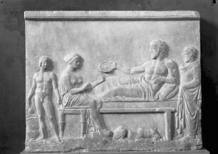 Weihrelief, Heros auf Kline