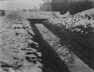 Elster-Luppe-Regulierung, Luppe-Abschlußdamm mit Düker von der Ehrenberger Brücke
