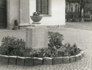 Dresden-Neustadt. Innerer Neustädter Friedhof. Gedenkstein zur Friedhofsgründung 1732. Kunststein