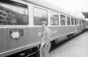 Freiburg: Hauptbahnhof; vor dem Rheingold Speisewagen; Herr Westermann