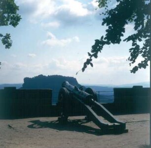 Festung. Kartaune auf Lafette : Königstein (Sächsische Schweiz). Festung. Kartaune auf Lafette. Blick zum Lilienstein
