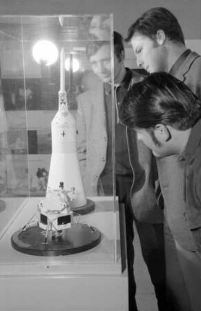Freiburg: Gewerbeschule II; Modelle: Apollo-Rakete und Mondfähre 11
