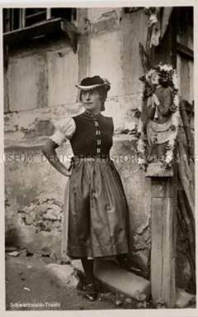 Junge Frau in Schwarzwald-Tracht