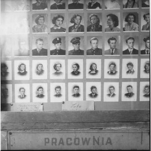 Schaukasten eines Fotografenateliers : Warschau, Portraitaufnahmen im Schaukasten eines Fotografenateliers