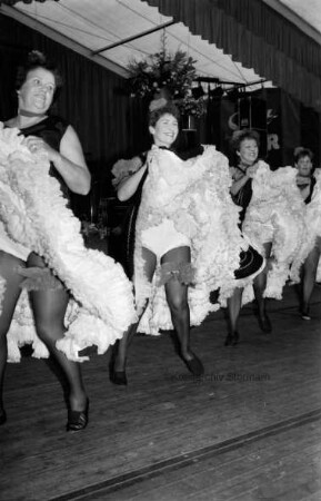 Schützenfest: Frauen der Ahrensburger Schützengilde beim Cancan-Tanz