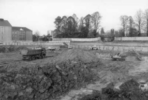 Baustelle Sächsische Landesbibliothek - Staats- und Universitätsbibliothek Dresden, Zentralbibliothek. Erdbau, Tieflöffelbagger beim Aushub der Baugrube an der Nordseite : Dresden-Räcknitz, Zellescher Weg 18. Baustelle Sächsische Landesbibliothek - Staats- und Universitätsbibliothek Dresden, Zentralbibliothek. Erdbau, Tieflöffelbagger beim Aushub der Baugrube an der Nordseite