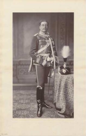Kronprinz Friedrich Wilhelm in Uniform mit Auszeichnungen, Ganzfigur.