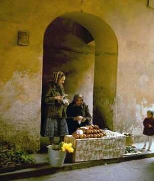 Marktfrau und Kundin beim Verkauf von Schafskäse