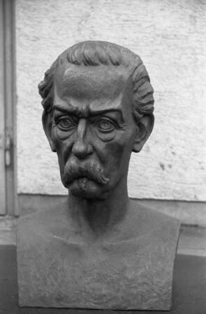 Büste für das Carl-Benz-Denkmal, geschaffen von Bildhauer Carl Egler.