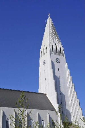Reykjavik - Hallgrimskirkja : Der 73 Meter hohe Turm der Hallgrimskirkja ist die Stadtdominante von Reykjavik, aufgenommen am 29. Mai 2012