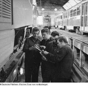Verkehrsbetriebe (Gleisbau, Tunnel Standseilbahn, Straßenbahnhof, Straßenbahnreparaturhalle, Straßenbahn in der Stadt)