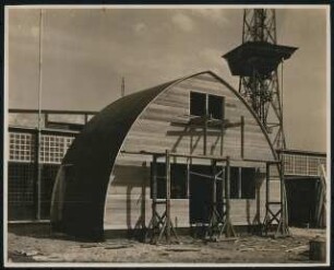 Wettbewerb »Das wachsende Haus« für die Ausstellung »Sonne, Luft und Haus für Alle« 1932 auf dem Messegelände, Berlin-Charlottenburg: Montage des Hauses