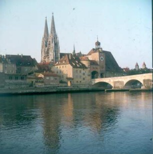 Regensburg. Blick über die Donau mit der Steinernen Brücke zum Stadtzentrum
