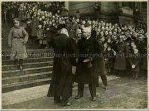Reichspräsident von Hindenburg nach dem Festgottesdienst zum 60. Jahrestag der Reichsgründung