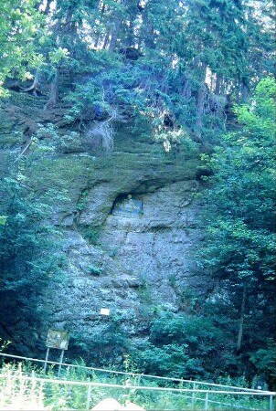 Droesse-Felsen im Körnbachtal mit Gedenktafel