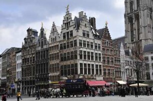 Antwerpen - Großer Markt : Vor den Renaissancehäusern am Großen Markt steht ein Pferdeomnibus für Rundfahrten bereit, aufgenommen am 4. April 2010 in Antwerpen