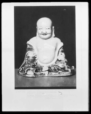 Sitzender und lachender chinesischer Weiser (Buddha?)