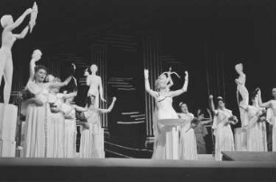 Szenenbilder aus der Operette "Die schöne Helena" von Jaques Offenbach im Metropol-Theater Berlin