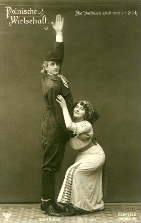 Robert Hellwig und Wini Grabitz in "Polnische Wirtschaft" : Robert Hellwig und Wini Grabitz in "Polnische Wirtschaft", Vaudeville-Posse von Jean Gilbert. Couplet "Die Dorfmusik spielt noch ein Stück." Dresden, 1911. Fotografie (Weltpostkarte) von Martin Herzfeld