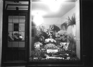 Roßwein, Gartenstraße 27. Wohnhaus mit Laden (Blumengeschäft Köhler). Schaufenster mit Dekoration