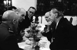 Freiburg: Kaufhaussaal; Nato-Konferenz; Ministerpräsident Kiesinger am Tisch bei französischen Offizieren