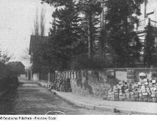Bautzen, Clara-Zetkin-Straße 1/Ecke Am Feldschlößchen. Villa Schnabel (1910/1912). Straßenansicht (Teilansicht) mit Einfriedung. Blick nach Südwesten in die Straße Am Feldschlößchen