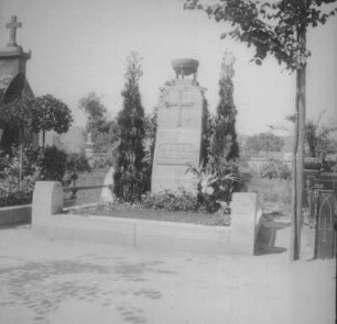 Grabmal der Familie Ludwig Gebhardt : Grabmal der Familie Ludwig Gebhardt. Stein (um 1900). Nürnberg, Friedhof