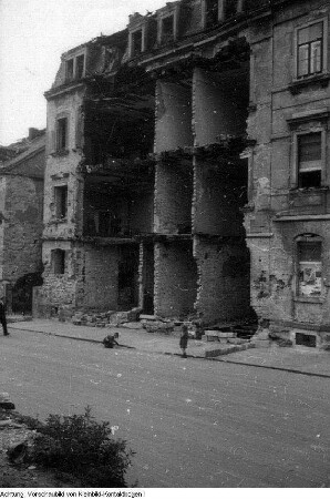 Dresden, Hechtviertel. von den Kriegsschäden beräumte Strassen, 1945