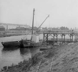 Verladen von Erdöl im Seeschiffkanal bei Neuhof : Technikgeschichte | Technologie | Erdölindustrie | Tankanlage Neuhof bei Hamburg | Deutsche Erdöl AG