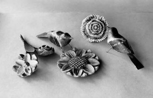 Zwei Vögel und drei Blumen für den Maialtar