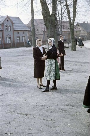 Kirchgängerinnen in Schleifer Tracht in Schleife. : Kemšerki w Slepjanskej drasće w Slepom.