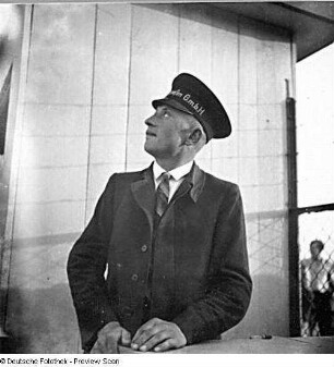 Berlin-Tempelhof. Flughafen. Deutsche Luftfestspiele 1930. Bediensteter der Berliner Flughafen-Gesellschaft