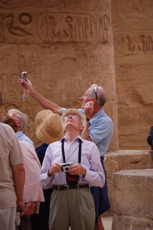 Touristen fotografieren im Säulensaal des Amun-Tempels von Karnak, Luxor