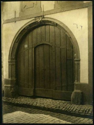 Hauptstr. 27, ehemal. Gerichtsgebäude. Tor mit Engelsköpfchen und Schwurhand am Scheitelstein, 1595