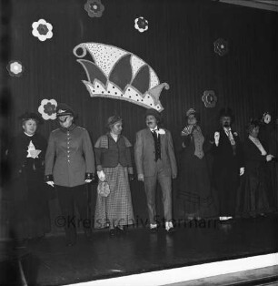 Karneval: Hotel Oldesloer Hof, Saal: Prunksitzung: Veranstalter Oldesloer Männerchor von 1844, Oldesloer Singakademie von 1946: Bühne: Auftritt von Frauen der Singakademie als "Seniorenballett", 20. Februar 1971