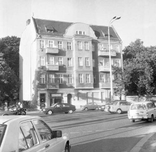 Berlin-Schöneweide, Michael-Brückner-Straße 8. Wohnhaus mit Laden. Straßenansicht (vom Sterndamm)
