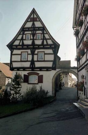 Trochtelfingen: Fachwerkhaus mit Spitzgiebel und Tor