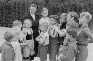 Kinderheim im Volkseigenen Betrieb "Fortschritt" : Gruppenporträt von Frau Mut mit Heimkindern