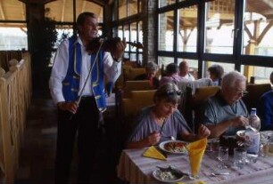 Szentendre - Geiger spielt am Tisch : Ein Zigeuner-Geiger spielt in einem Restaurant. Aufgenommen 2001 bei Szentendre