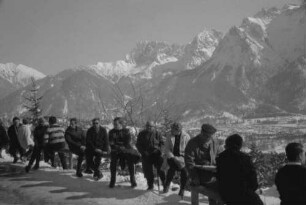 Mittenwald: Reihe sich Sonnender, St. Anton-Haus