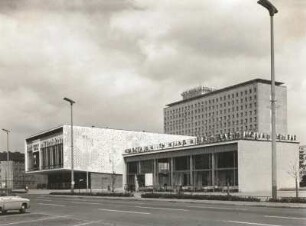 Berlin, Karl-Marx-Allee. Mokka-Milch-Eisbar, Kino "International" und Hotel "Berolina"